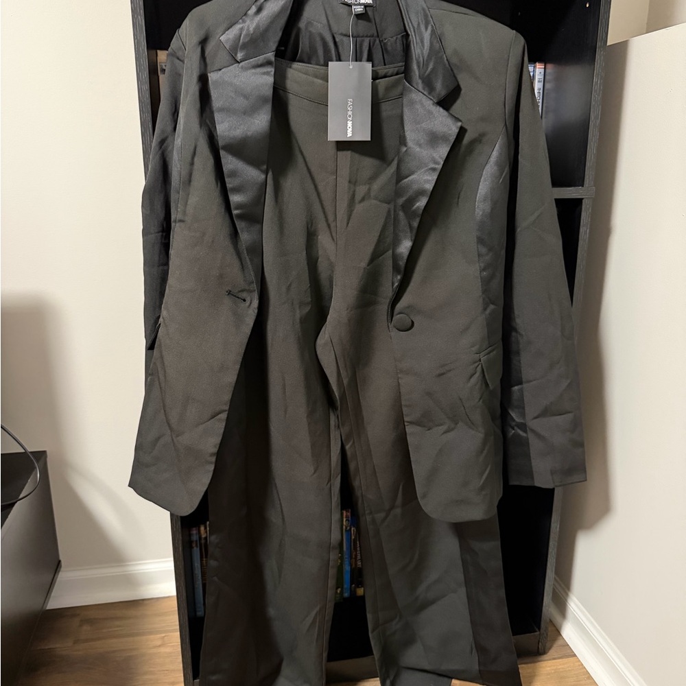 Fashion nova women’s suit new with tags